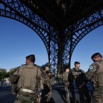 Un militar francés de la operación militar francesa en curso "Operación Sentinelle" hace guardia al pie de la Torre Eiffel en París el 10 de abril de 2024. (Foto de STEPHANE DE SAKUTIN / AFP)