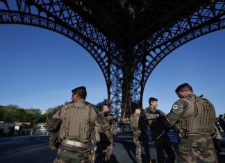 Un militar francés de la operación militar francesa en curso "Operación Sentinelle" hace guardia al pie de la Torre Eiffel en París el 10 de abril de 2024. (Foto de STEPHANE DE SAKUTIN / AFP)