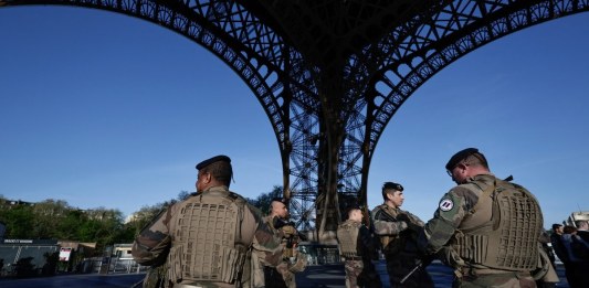 Un militar francés de la operación militar francesa en curso "Operación Sentinelle" hace guardia al pie de la Torre Eiffel en París el 10 de abril de 2024. (Foto de STEPHANE DE SAKUTIN / AFP)