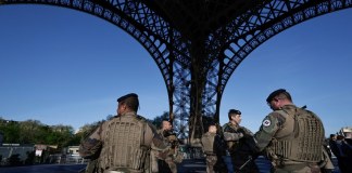 Un militar francés de la operación militar francesa en curso "Operación Sentinelle" hace guardia al pie de la Torre Eiffel en París el 10 de abril de 2024. (Foto de STEPHANE DE SAKUTIN / AFP)