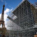 Construcción del Estadio de la Torre Eiffel que albergará las competiciones de voleibol de playa y fútbol masculino para ciegos durante los próximos Juegos Olímpicos de París 2024. (Foto de Guillaume BAPTISTE / AFP)
