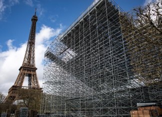 Construcción del Estadio de la Torre Eiffel que albergará las competiciones de voleibol de playa y fútbol masculino para ciegos durante los próximos Juegos Olímpicos de París 2024. (Foto de Guillaume BAPTISTE / AFP)