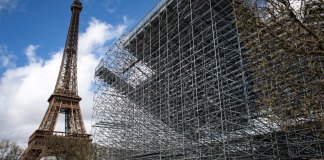 Construcción del Estadio de la Torre Eiffel que albergará las competiciones de voleibol de playa y fútbol masculino para ciegos durante los próximos Juegos Olímpicos de París 2024. (Foto de Guillaume BAPTISTE / AFP)