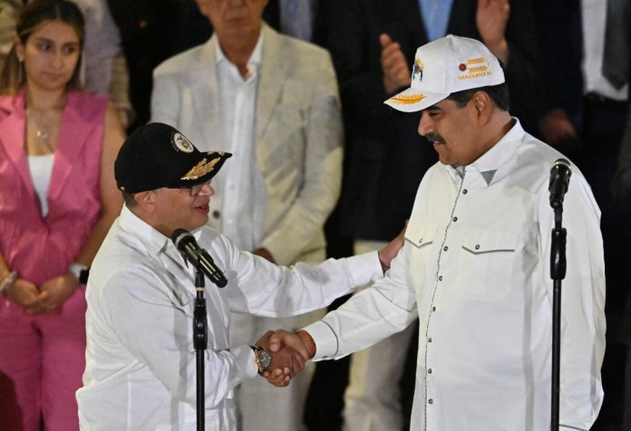El presidente colombiano, Gustavo Petro (L) y su homólogo venezolano, Nicolas Maduro, se dieron la mano después de una conferencia de prensa durante la visita oficial de Petro en el Palacio Miraflores en Caracas el 9 de abril de 2024. (Foto de Juan Barreto / AFP)