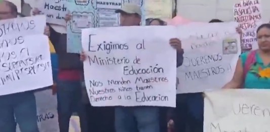 Padres de familia de la Escuela Oficial Urbana Mixta C595 Jornada Matutina, Villa Lobos I Distrito 01-01-28 de Villa Nueva, exigen maestros para los niños de 4to y 5to primaria. Foto: Captura de pantalla/La Hora
