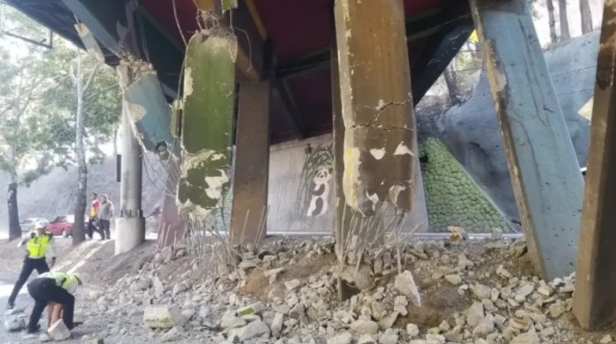 El impacto del tráiler sin control destruyó varias columnas del puente que conduce del Periférico hacia la avenida Elena, frente a la colonia Bran. Foto La Hora / Municipalidad de Guatemala.