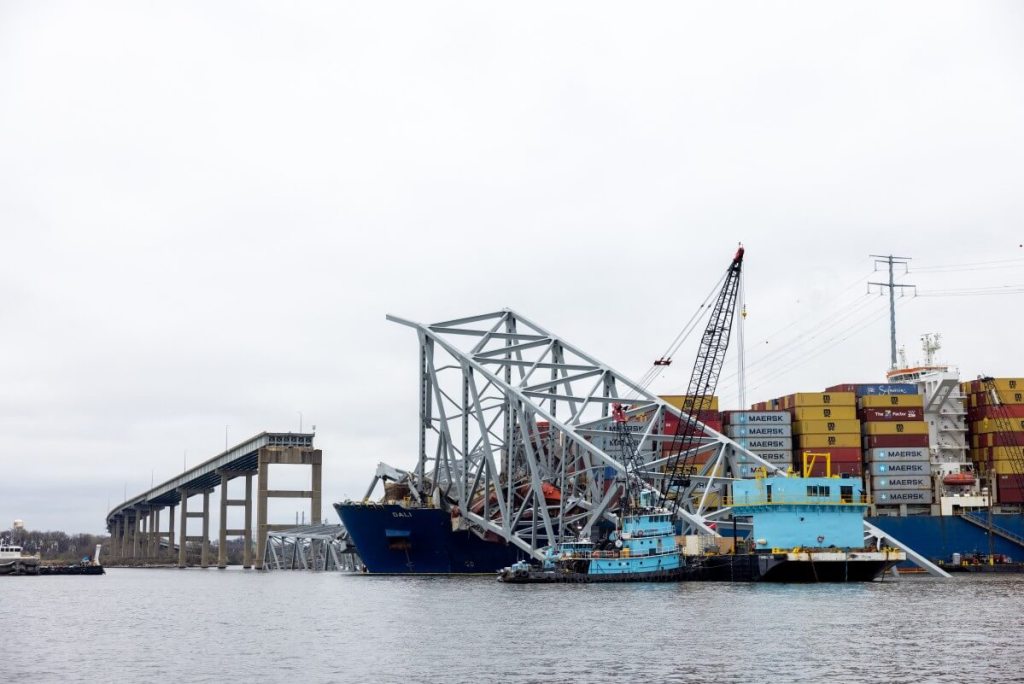 Los esfuerzos para limpiar los escombros y reabrir el puerto de Baltimore el 1 de abril de 2024 en Baltimore, Maryland. 