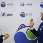 El presidente de la Comisión Portuaria, Werner Ovalle, juramentó a Leonel Molina, como nuevo Director General. Foto: Comisión Portuaria Nacional (CPN)/La Hora