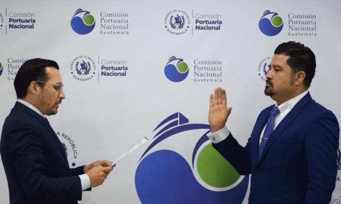 El presidente de la ComisiÃ³n Portuaria, Werner Ovalle, juramentÃ³ a Leonel Molina, como nuevo Director General. Foto: ComisiÃ³n Portuaria Nacional (CPN)/La Hora