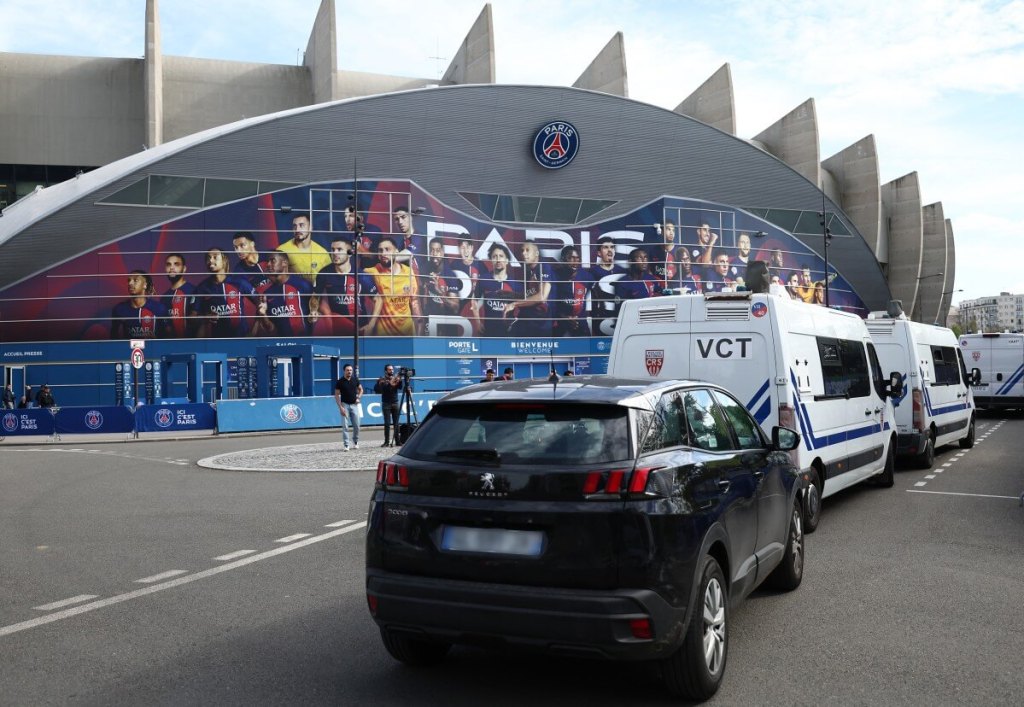 Los vehículos de la policía francesa CRS (Compagnie Republicaine de Securite o Cuerpo de Seguridad Republicano) patrullan frente al estadio Parc des Princes antes del partido de fútbol de ida de los cuartos de final de la Liga de Campeones de la UEFA. (Foto de FRANCK FIFE / AFP)
