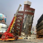 Esta fotografía tomada por la Agencia Central de Noticias de Taiwán (CNA) el 3 de abril de 2024 muestra el edificio Urano dañado en Hualien, después de que un gran terremoto azotara el este de Taiwán. (Foto de CNA / AFP)