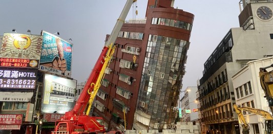 Esta fotografía tomada por la Agencia Central de Noticias de Taiwán (CNA) el 3 de abril de 2024 muestra el edificio Urano dañado en Hualien, después de que un gran terremoto azotara el este de Taiwán. (Foto de CNA / AFP)