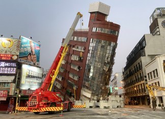 Esta fotografía tomada por la Agencia Central de Noticias de Taiwán (CNA) el 3 de abril de 2024 muestra el edificio Urano dañado en Hualien, después de que un gran terremoto azotara el este de Taiwán. (Foto de CNA / AFP)