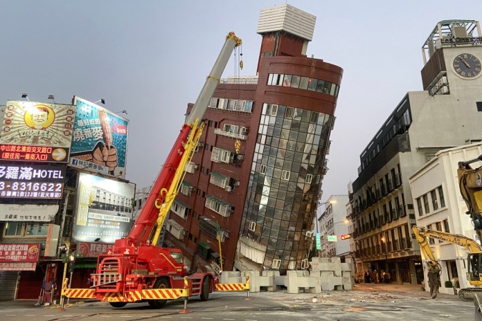 Esta fotografía tomada por la Agencia Central de Noticias de Taiwán (CNA) el 3 de abril de 2024 muestra el edificio Urano dañado en Hualien, después de que un gran terremoto azotara el este de Taiwán. (Foto de CNA / AFP)