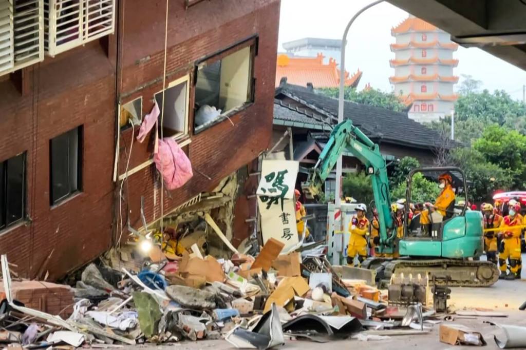 Esta captura de fotograma del video de AFPTV tomado el 3 de abril de 2024 muestra a los trabajadores de rescate buscando sobrevivientes en el dañado edificio Urano en Hualien, después de que un gran terremoto azotara el este de Taiwán. Foto de AFPTV-AFP/La Hora