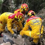 Rescatistas trabajan para llegar a decenas de personas atrapadas en túneles de carreteras, un día después del mayor terremoto en Taiwán. Foto de los servicios de emergencia y bomberos del condado de Pingtung /AFP
