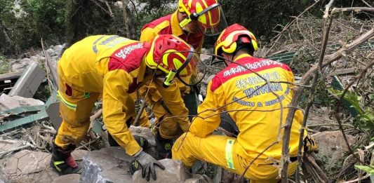 Rescatistas trabajan para llegar a decenas de personas atrapadas en túneles de carreteras, un día después del mayor terremoto en Taiwán. Foto de los servicios de emergencia y bomberos del condado de Pingtung /AFP