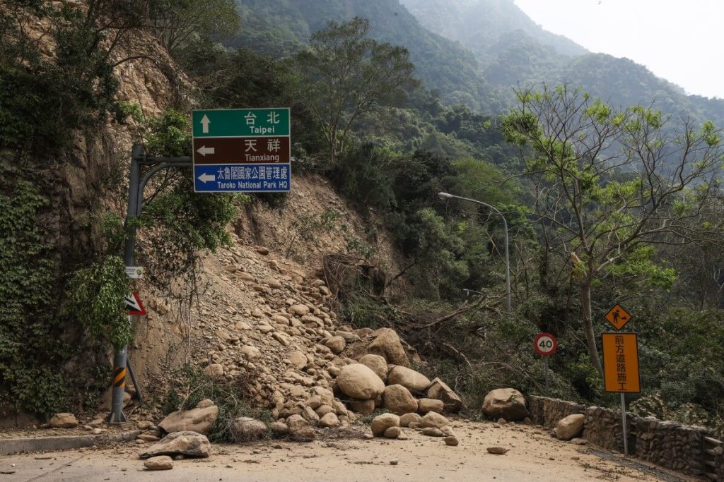 Esta foto tomada por la Agencia Central de Noticias de Taiwán (CNA), muestra una carretera bloqueada por rocas caídas en Hualien, después del terremoto en Taiwán. (Foto de CNA / AFP)