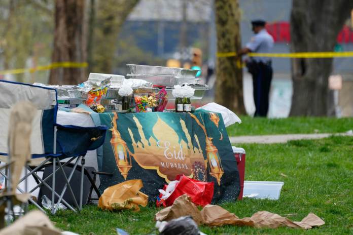 Esta fotografía muestra objetos personales dejados en el sitio donde se registró un tiroteo en un evento de la festividad musulmana Eid al-Fitr en Filadelfia, el miércoles 10 de abril de 2024. (AP Foto/Matt Rourke)