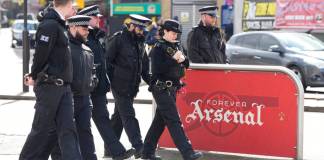 Agentes de policía llegan al Emirates Stadium previo al partido entre Arsenal y Bayern Múnich por la Liga de Campeones, el martes 9 de abril de 2024. (AP Foto/Frank Augstein)