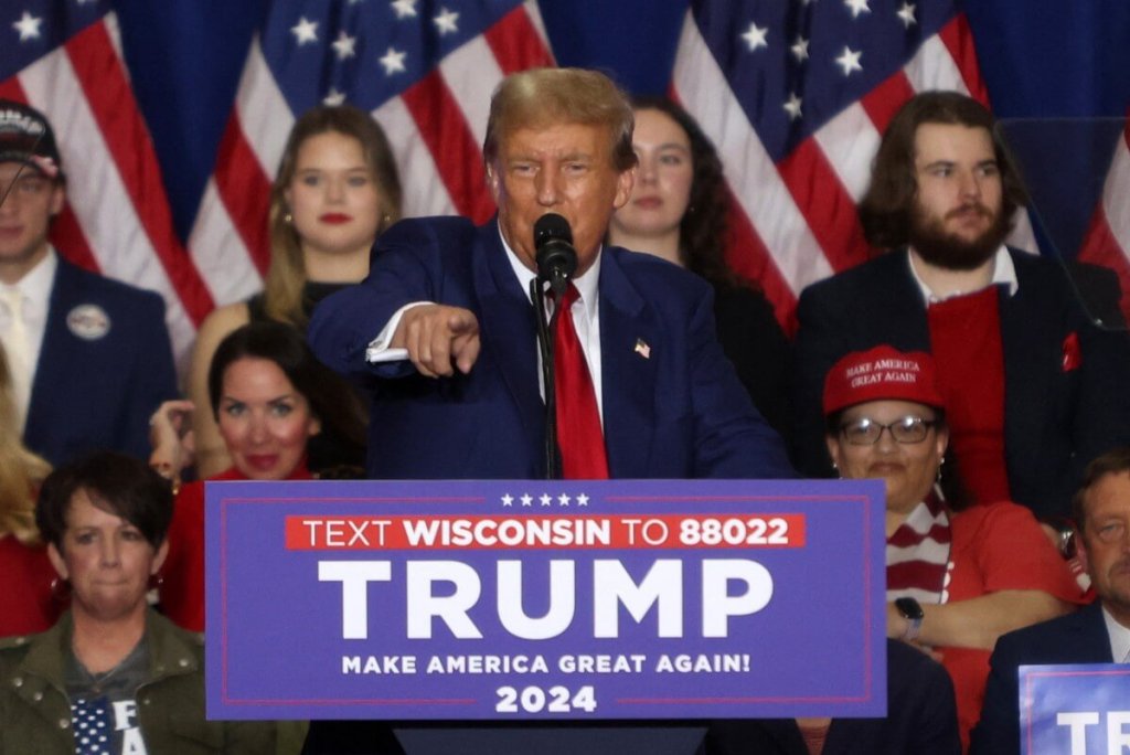 El ex presidente de Estados Unidos y aspirante a la presidencia de 2024, Donald Trump, habla durante un mitin de campaña en el Hyatt Regency en Green Bay, Wisconsin, el 2 de abril de 2024. (Foto de Alex Wroblewski / AFP)