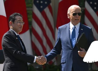 El presidente estadounidense Joe Biden y el primer ministro japonés Fumio Kishida se dan la mano después de una conferencia de prensa conjunta en el jardín de rosas de la Casa Blanca en Washington, DC, el 10 de abril de 2024. (Foto de ANDREW CABALLERO-REYNOLDS / AFP) CONTENIDO RELACIONADO