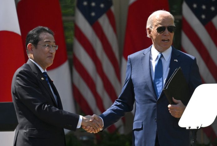 El presidente estadounidense Joe Biden y el primer ministro japonés Fumio Kishida se dan la mano después de una conferencia de prensa conjunta en el jardín de rosas de la Casa Blanca en Washington, DC, el 10 de abril de 2024. (Foto de ANDREW CABALLERO-REYNOLDS / AFP) CONTENIDO RELACIONADO