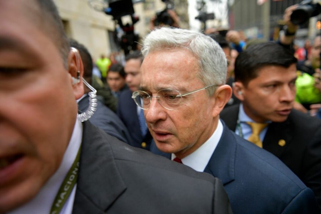 El expresidente colombiano (2002-2010) y el senador Álvaro Uribe (C) llegan al Palacio de Justicia para una audiencia ante la Corte Suprema de Justicia en un caso sobre manipulación de testigos en Bogotá. (Foto de Raúl ARBOLEDA / AFP)