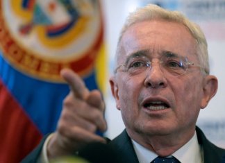 El expresidente colombiano (2002-2010) Álvaro Uribe hace un gesto mientras habla durante una conferencia de prensa después de testificar sobre una masacre de 1997 en la Fiscalía General de Bogotá. (Foto de Juan BARRETO/AFP)