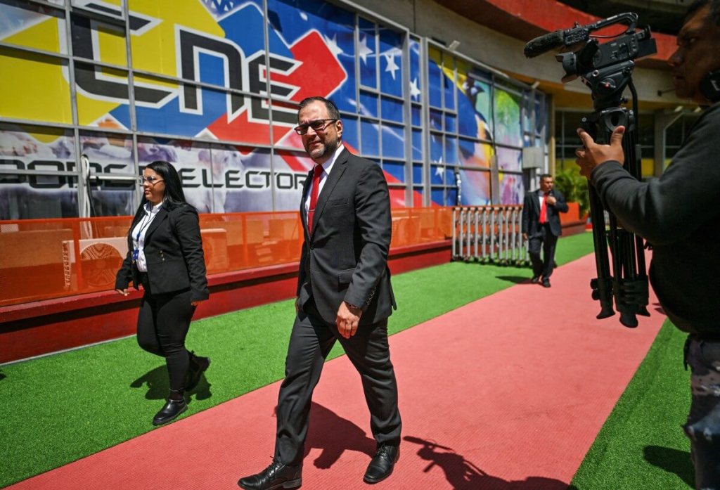 El ministro de Relaciones Exteriores de Venezuela, Yvan Gil, abandona el Consejo Nacional Electoral (CNE) luego de discutir acuerdos sobre las visitas de observadores internacionales para las próximas elecciones. (Foto de Juan BARRETO / AFP)