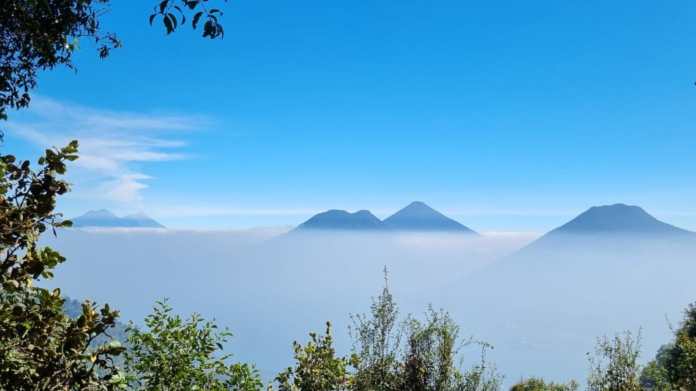 Entre la riqueza paisajística y natural de Guatemala sobresale la cadena volcánica, escenario digno de apreciarse, donde los majestuosos volcanes emergen como guardianes. Foto La Hora