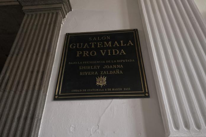 La junta directiva del Congreso debe gestionar los permisos para retirar las plaquetas de S. Rivera. Foto: José Orozco