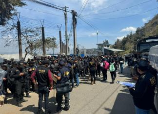 Autoridades se preparan para ingresar al Preventivo para Varones de la zona 18, para efectuar una requisa por el caso "Adolescentes en Peligro". Foto: MP