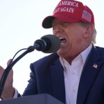 El candidato republicano a la presidencia, el expresidente Donald Trump habla en un acto de campaña el 16 de marzo de 2024 en Vandalia, Ohio. La retórica antiinmigrantes de Trump parece ganar terreno entre algunos demócratas, algo preocupante para el presidente, Joe Biden. (AP Foto/Jeff Dean, Archivo)
