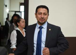 El presidente del Congreso, Nery Ramos, a su salida de la instancia de jefes de bloque, después de dos semanas de que no hubo plenarias. Foto: Fabricio Alonzo