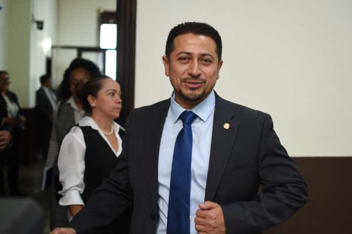 El presidente del Congreso, Nery Ramos, a su salida de la instancia de jefes de bloque, después de dos semanas de que no hubo plenarias. Foto: Fabricio Alonzo