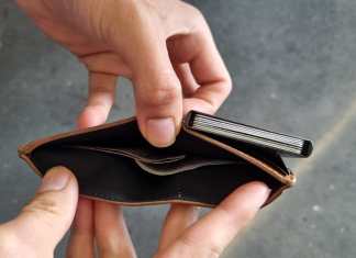 Sé un consumidor inteligente, valora si realmente necesitas lo que vas a comprar, compara precios y calidad. Foto La Hora