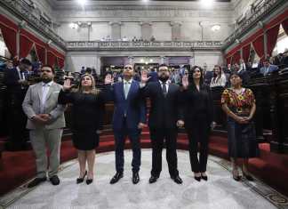 Los diputados juramentan a los nuevos relatores contra la Tortura, que son Jhonathan Mayorga, Franck Ríos, como titulares, y Evelyn Patricia Morales Vidal, y Evelyn Fabiola Morales Chávez. Foto: Congreso