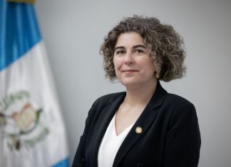 Gabriela García, ministra de economía, se reunió con el embajador británico Nick Whittingham. Foto: La Hora / Mineco