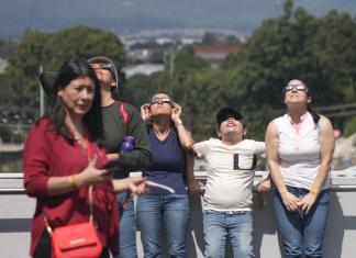 La recomendación ante el eclipse solar es que no se vea directamente al sol. (Foto La Hora: José Orozco)