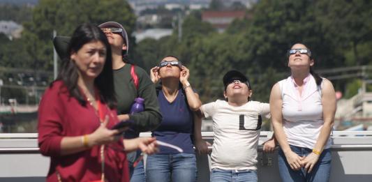 La recomendación ante el eclipse solar es que no se vea directamente al sol. (Foto La Hora: José Orozco)