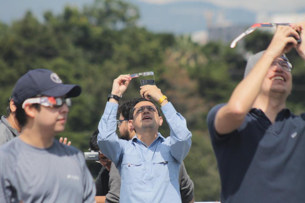 Uno de los consejos es que se vea con lentes especiales, de no hacerlo se puede dañar la retina. (Foto La Hora: José Orozco)