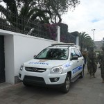 Fuerzas de seguridad ecuatorianas rodean la embajada de México en el país sudamericano. Foto: AFP