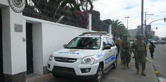 Fuerzas de seguridad ecuatorianas rodean la embajada de México en el país sudamericano. Foto: AFP