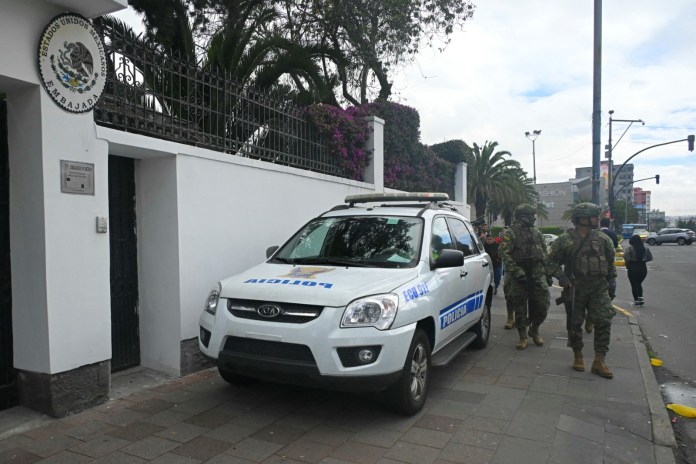 Fuerzas de seguridad ecuatorianas rodean la embajada de México en el país sudamericano. Foto: AFP