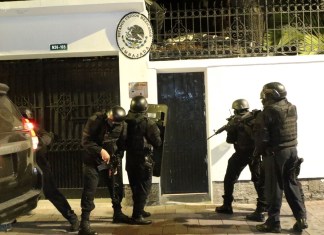 Imagen publicada por API que muestra a las fuerzas especiales de la policía ecuatoriana intentando irrumpir en la embajada de México en Quito para arrestar al ex vicepresidente de Ecuador, Jorge Glas, el 5 de abril de 2024. El presidente mexicano, Andrés Manuel López Obrador, ordenó el 5 de abril de 2024 la "suspensión" de relaciones con Ecuador después de que la policía ecuatoriana allanara la embajada de México en Quito para arrestar al ex vicepresidente Jorge Glas, quien había recibido refugio. (Foto de ALBERTO SUÁREZ/API/AFP)