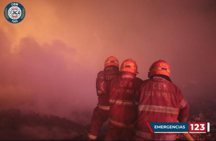 Socorristas trabajan para contener el incendio registrado en el vertedero de AMSA. Foto Bomberos Municipales