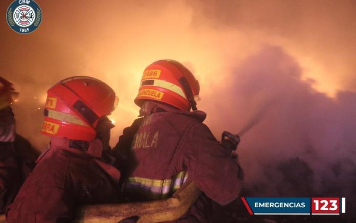 Foto Bomberos Municipales Socorristas trabajan para controlar un incendio en el kilómetro 22.