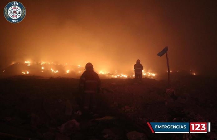 Foto Bomberos Municipales Así se observa el incendio en el vertedero de AMSA, en dónde trabajan socorristas.