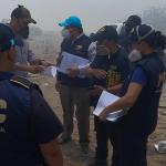 Fiscales del MP y agentes de PNC investigan origen del incendio en el vertedero de Amsa. (Foto: José Orozco/La Hora)